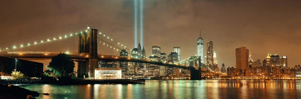 ニューヨーク市中心街ブルックリン橋と9月11日の夜のトリビュート — ストック写真