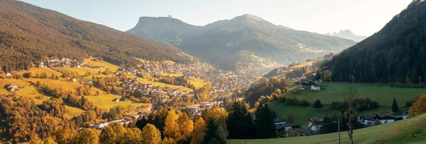 北イタリアの谷のドロマイト町の村 — ストック写真