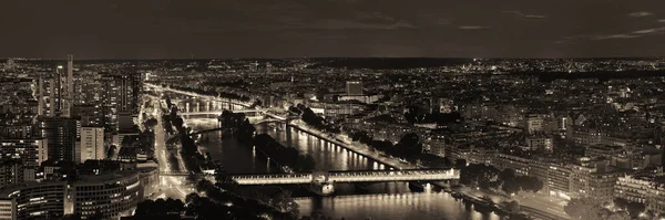 巴黎城市天际线屋顶景观与塞纳河在晚上 — 图库照片