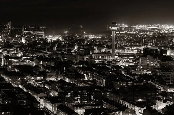 利物浦的天际线屋顶景观在夜间与英国的建筑物 — 图库照片