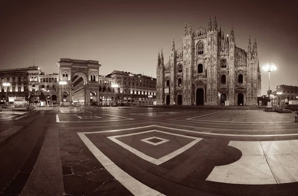 意大利大教堂广场 意大利语 Piazza Del Duomo 的埃马努埃莱二世是意大利米兰市中心 — 图库照片