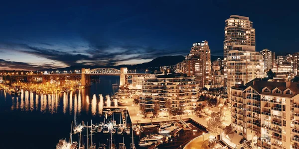 Vancouver Vista Para Porto Com Edifícios Apartamentos Urbanos Barco Baía — Fotografia de Stock