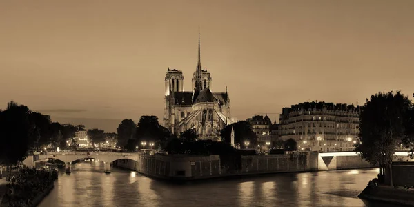 在黄昏全景在塞纳河作为著名的城市地标巴黎圣母院 — 图库照片
