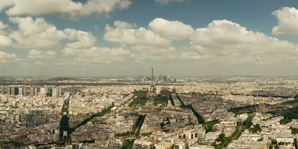 エッフェル塔と都市のスカイラインとパリの屋上ビューパノラマ — ストック写真