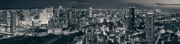Gece panorama çatısı manzaralı Osaka şehri. Japonya.