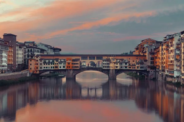 Arno Nehri üzerinde Ponte Vecchio Floransa 'da gün doğumunda.