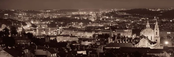 Çek Cumhuriyeti 'nde geceleyin tarihi binalarla Prag' ın gökdelen manzarası.