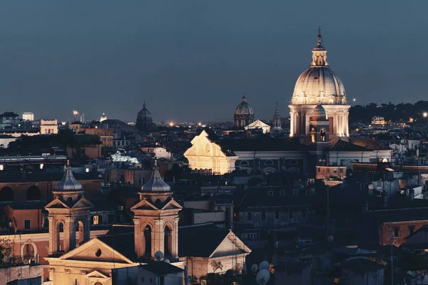 イタリアの古代建築とローマの屋上からの眺め夜 — ストック写真