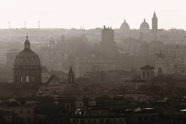 イタリアの古代建築と日の出のシルエットでローマの屋上ビュー — ストック写真