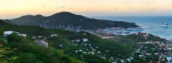 Maagdeneilanden Thomas Zonsopgang Panorama Met Kleurrijke Wolk Gebouwen Strand Kustlijn — Stockfoto
