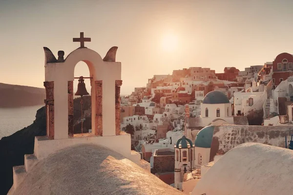 Yunanistan Kilise Çanı Binalarla Santorini Ufuk Çizgisi Günbatımı — Stok fotoğraf