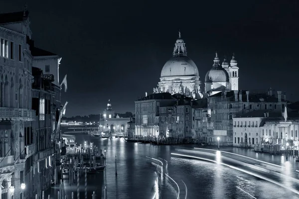İtalya 'da Venedik Büyük Kanalı gece boyunca açık yollarla dolu..