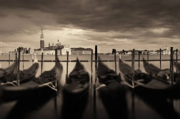 Park Gondola Wodzie Wyspa San Giorgio Maggiore Wenecji Pochmurny Dzień — Zdjęcie stockowe