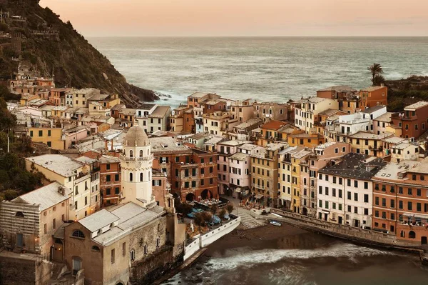 Vernazza 'da Cinque Terre, İtalya' da kayalıklar üzerinde binalar var..
