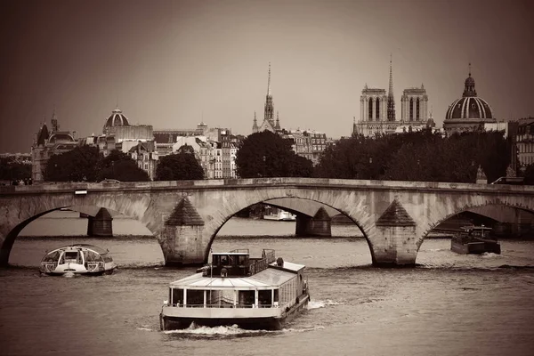 具有桥梁和历史建筑的巴黎塞纳河 — 图库照片