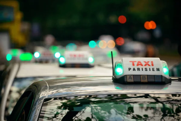 Taxi Steht Pariser Straße Schlange — Stockfoto