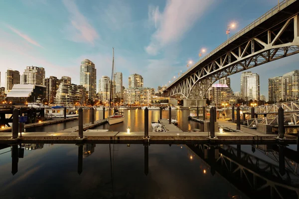 Vancouver False Creek Por Noche Con Puente Barco —  Fotos de Stock