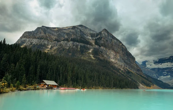 Kanada Orman Dağlarla Banff Milli Parkı Nda Louise Gölü — Stok fotoğraf