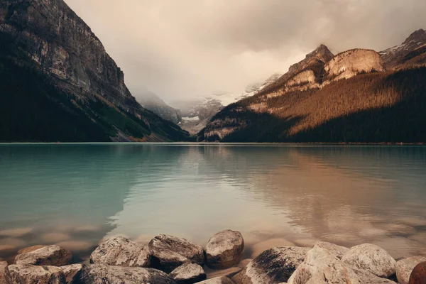 Озеро Луїза Банф Національному Парку Горами Лісами Канаді — стокове фото