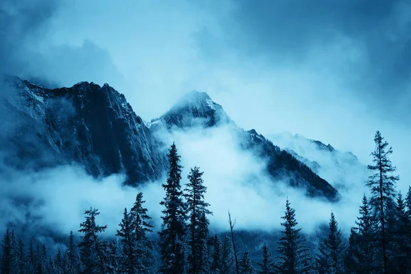 Montagna Nebbiosa Nel Parco Nazionale Banff — Foto Stock