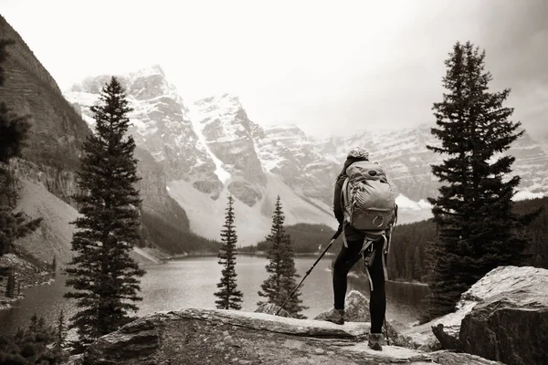 Turista Jezeře Moraine Zasněženou Horou Národním Parku Banff Kanadě — Stock fotografie
