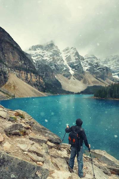 Turista Jezeře Moraine Zasněženou Horou Národním Parku Banff Kanadě — Stock fotografie