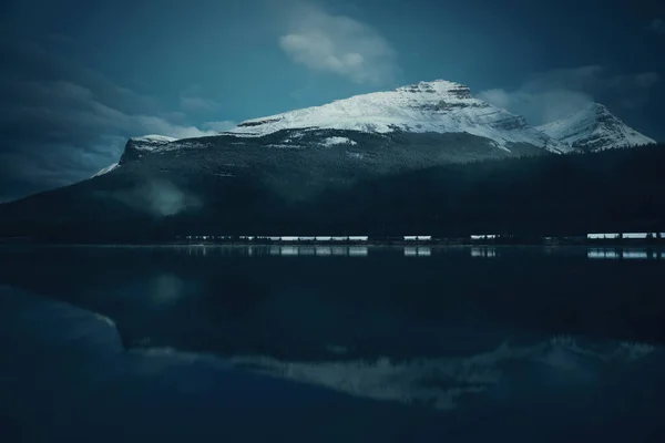 Sněhem Pokrytá Hora Jezerním Odrazem Zamlženém Soumraku Národním Parku Banff — Stock fotografie