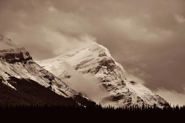 Montanha Coberta Neve Nevoeiro Pôr Sol Parque Nacional Yoho Canadá — Fotografia de Stock