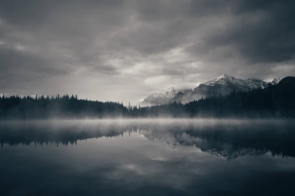 Jezero Herbert Zamlženém Ránu Ledovci Hory Odraz Banff National Park — Stock fotografie