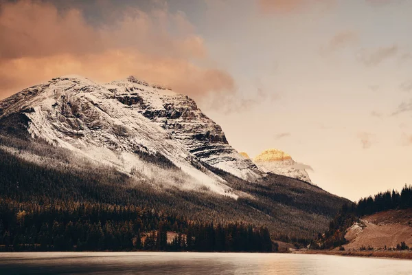 Jezioro Górskie Odbiciem Mgłą Zachodzie Słońca Parku Narodowym Banff Kanada — Zdjęcie stockowe