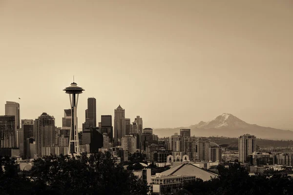 Seattle Panorama Miasta Rainier Zachodzie Słońca Miejskich Budynków Biurowych Oglądanych — Zdjęcie stockowe