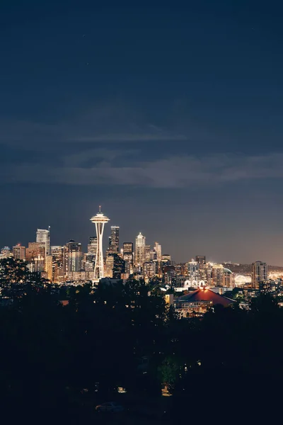 夜はシアトル市のスカイライン ケリーパークから見える都市オフィスビル — ストック写真