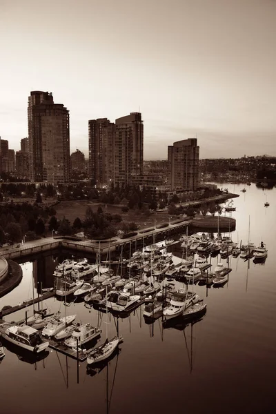 Vancouver Vista Para Porto Com Edifícios Apartamentos Urbanos Barco Baía — Fotografia de Stock