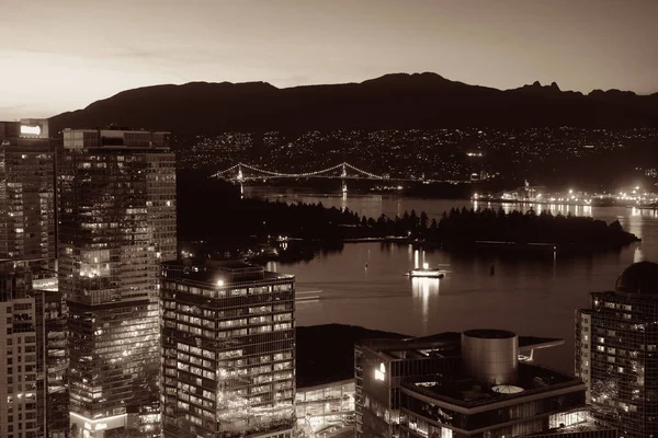 Vancouver Çatısı Manzaralı Şehir Mimarisi Akşam Karanlığında — Stok fotoğraf