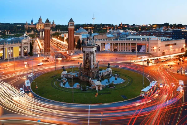 Placa Espanya 'da yoğun trafik ve Barselona İspanya' da muazzam bir çeşme