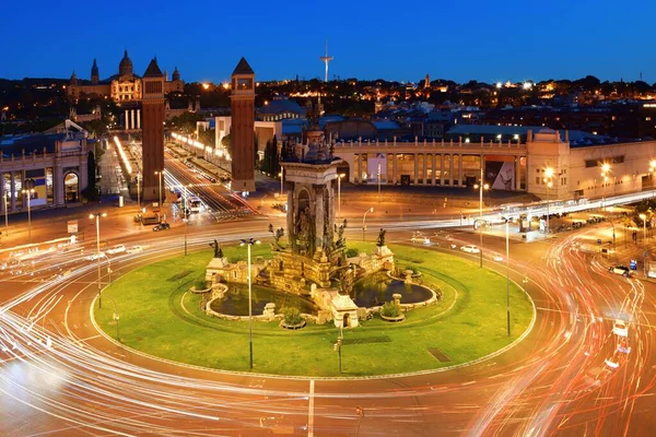 Placa Espanya 'da yoğun trafik ve Barselona İspanya' da muazzam bir çeşme