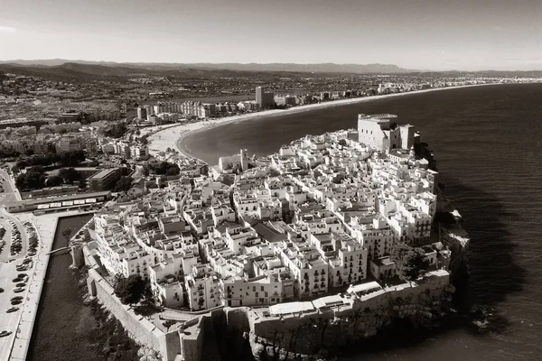スペインの地中海を見下ろすペニスコラ城の航空ビュー — ストック写真