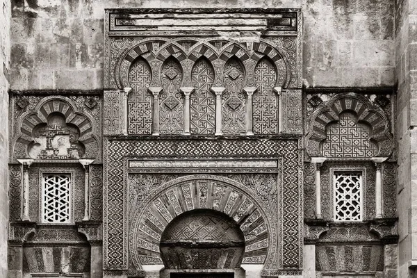 スペインのコルドバで素晴らしいパターンを持つ古代建築のクローズアップビュー — ストック写真