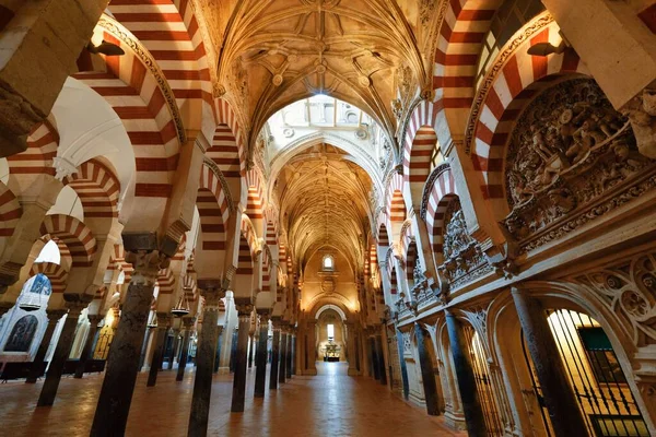 歴史的なアーチ構造を持つコルドバのモスク大聖堂の内部ビュー — ストック写真