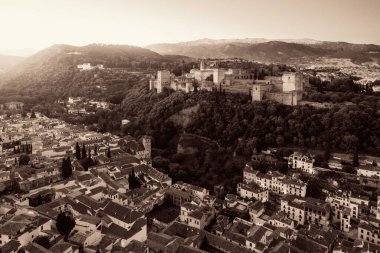 Granada, İspanya 'daki tarihi binalarla Alhambra hava manzarası.