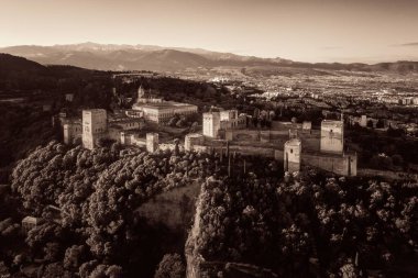 Granada, İspanya 'daki tarihi binalarla Alhambra hava manzarası.