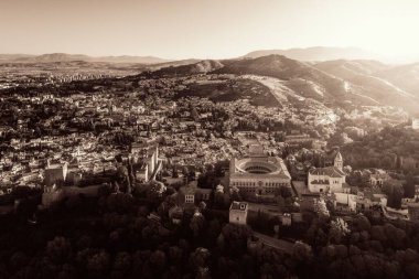 Granada, İspanya 'daki tarihi binalarla Alhambra hava manzarası.