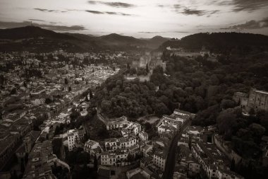 Granada, İspanya 'daki tarihi binalarla Alhambra hava manzarası.