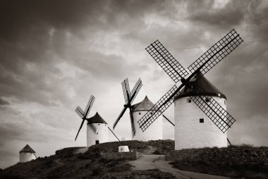 İspanya 'da Toledo yakınlarındaki Consuegra' da bir grup yel değirmeni.