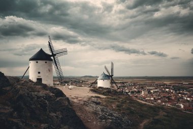 İspanya 'da Toledo yakınlarında Consuegra' da yel değirmeni
