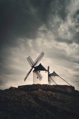 İspanya 'da Toledo yakınlarında Consuegra' da yel değirmeni