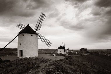 İspanya 'da Toledo yakınlarındaki Consuegra' da bir grup yel değirmeni.