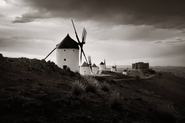 İspanya 'da Toledo yakınlarındaki Consuegra' da bir grup yel değirmeni.