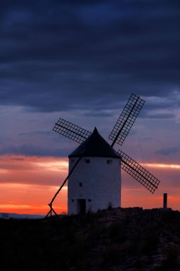 İspanya 'da Toledo yakınlarında Consuegra' da yel değirmeni batımı