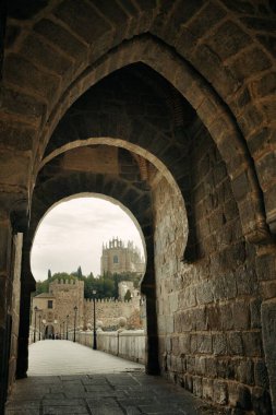 İspanya 'da tarihi yapıları olan Toledo eski köprüsü.
